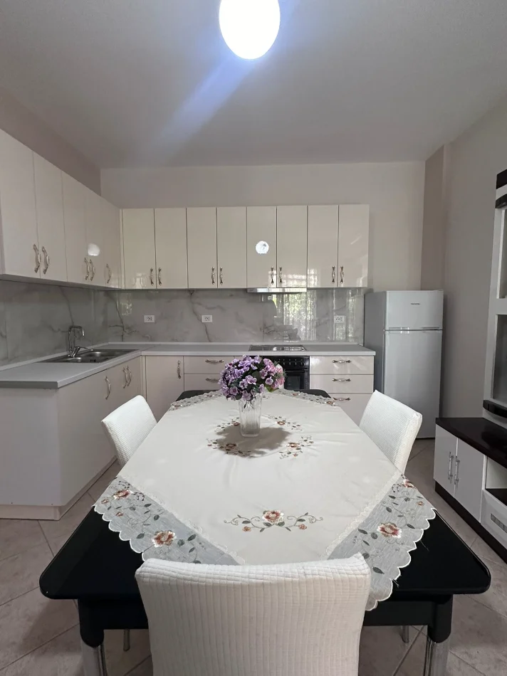 Tirane, jepet me qera apartament 1+1 Kati 1, 400 € (Astir)