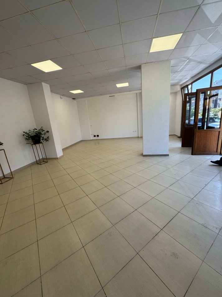 Tirane, jepet me qera ambjent biznesi Kati 0, 85 m² 1.000 € (DON BOSKO)