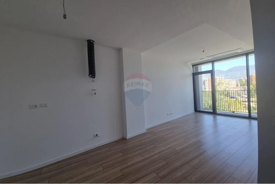 Tirane, jepet me qera zyre Kati -1, 92 m² 1.500 € (Liqeni i Tiranes Lake View)