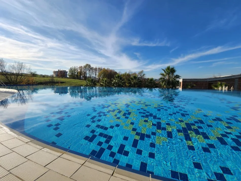 Qera PREMIUM: 2+1+2wc +2 Post Parkime, te Rezidenca Long Hill TEG - Arredim i Kompletuar - Jetese Komode ne nje Zone Ekskluzive - 1,500 Euro/muaj