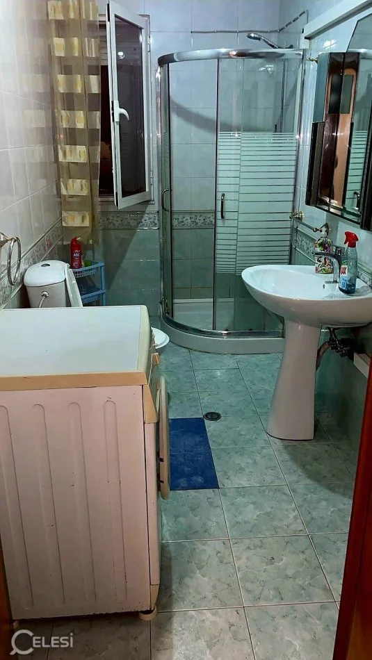 Tirane, jepet me qera apartament 1+1+Ballkon Kati 5, 60 m² 450 € (ISH PARKU)