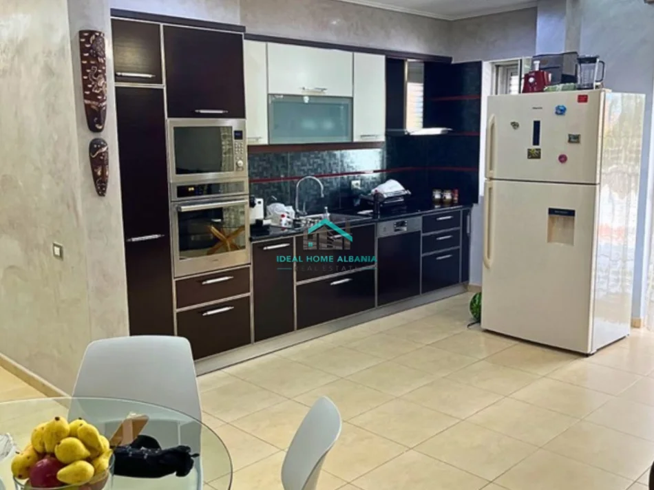 Vlore, jepet me qera apartament 2+1+Ballkon , 100 m² 600 € (Lungomare, vlore)