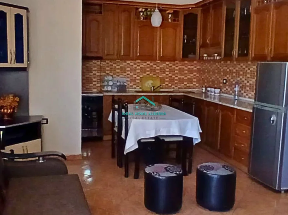 Vlore, jepet me qera apartament 2+1+Ballkon Kati 2, 100 m² 400 € (rruga e cipajve, vlore)