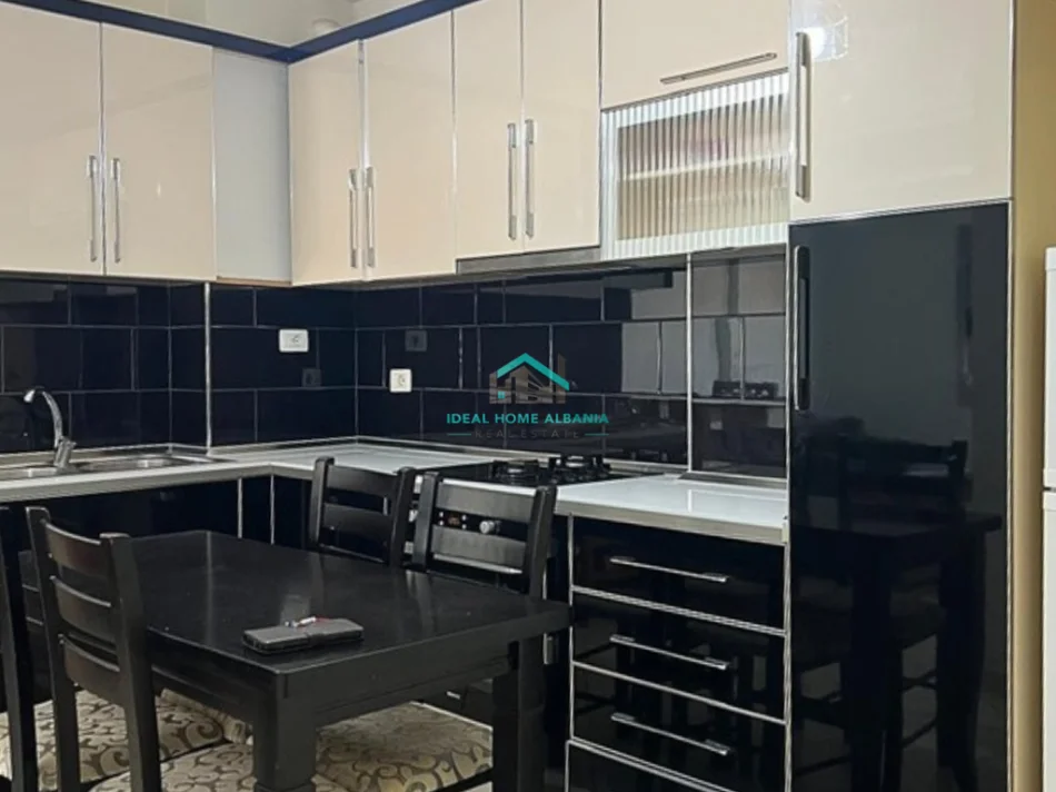 Vlore, jepet me qera apartament 2+1+Ballkon Kati 7, 90 m² 350 € (bishti kalldremit)