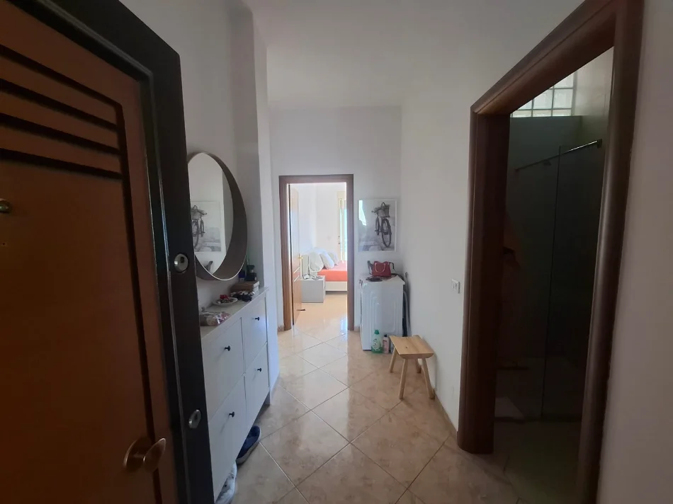 Vlore - Lungomare, jepet me qera apartament 1+1+Ballkon Kati 10, 75 m² 450 € (Rruga Kosova, Skele, Vlore)