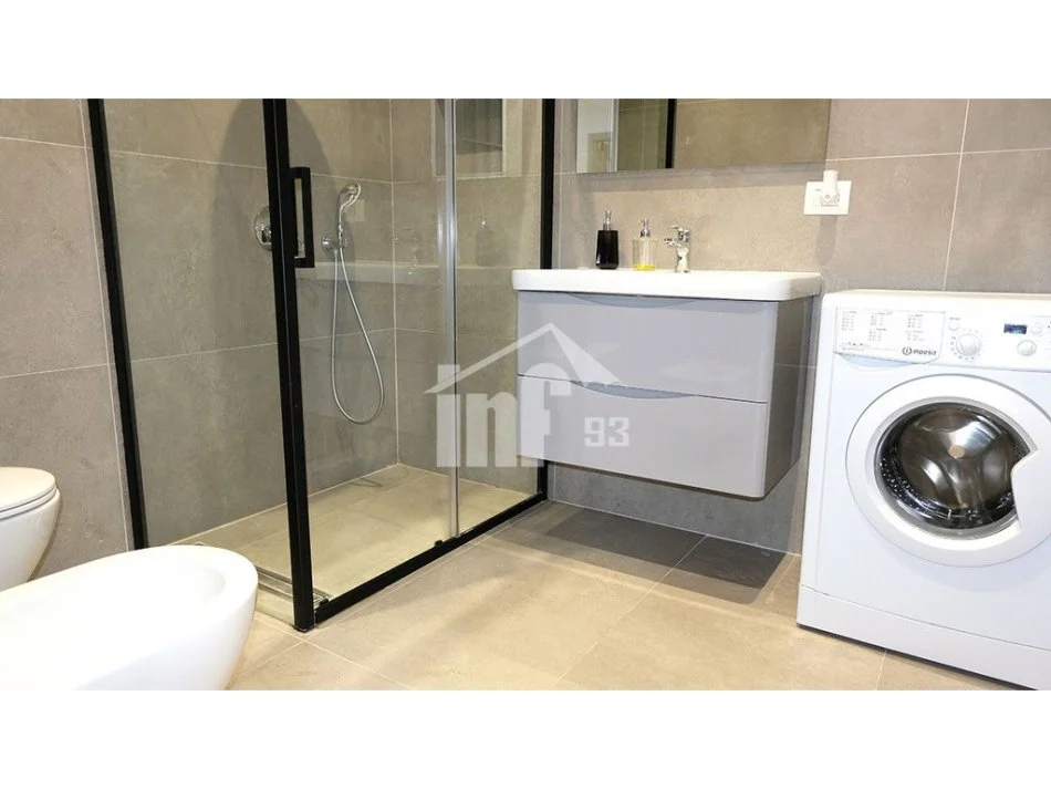 Tirane, jepet me qera zyre Kati 9, 106 m² 1.200 € (NË QENDER TË ZONES SË BLLOKUT)