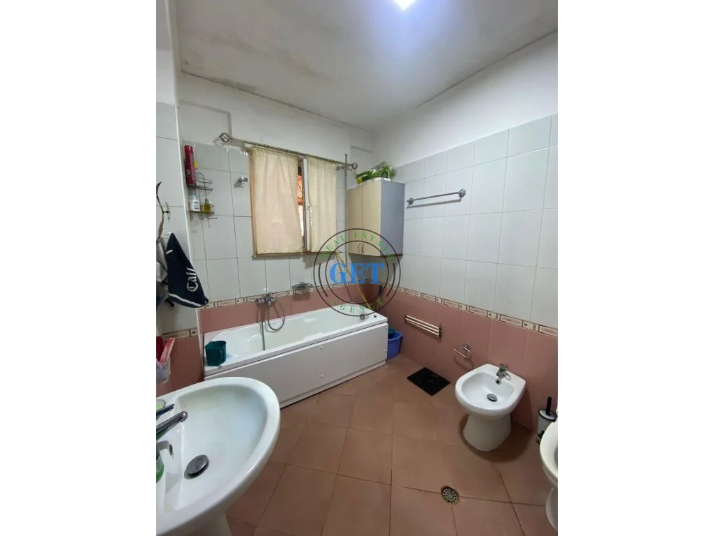 Shitet, Apartament 2+1+2 ne Plazh Hekurudha