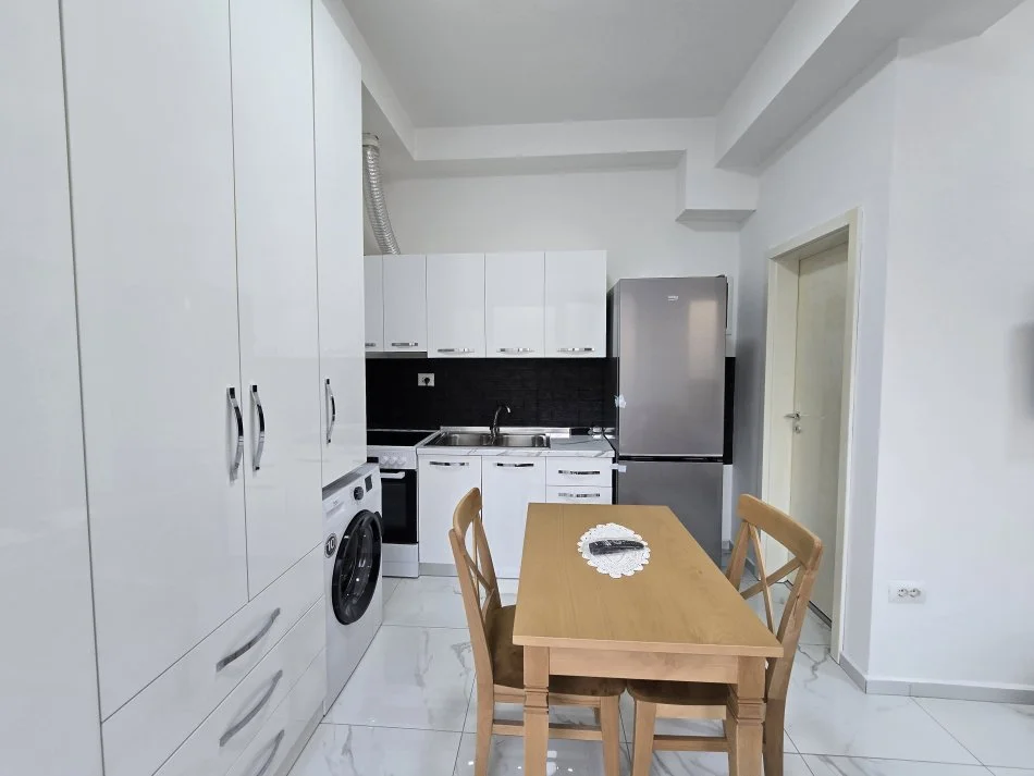Tirane, jepet me qera apartament 1+1 Kati 0, 24 m² 280 € (Ali Demi)