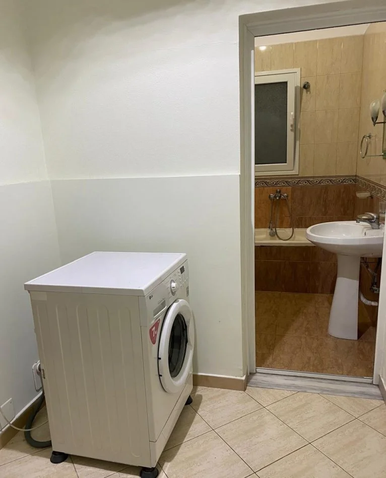 Tirane, jepet me qera apartament 1+1 Kati 1, 65 m² 360 €