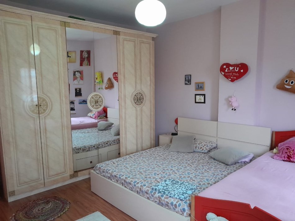 Tirane, jepet me qera apartament 2+1+Ballkon Kati 3, 120 m² 700 € (Kristal Center)