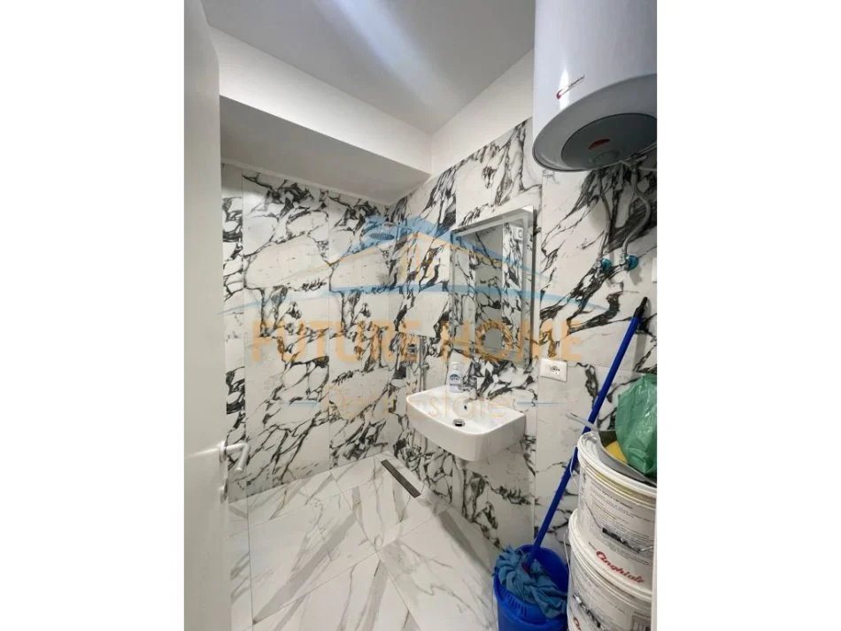 Tirane, jepet me qera ambjent biznesi Kati 6, 90 m² 600 € (21 Dhjetori)