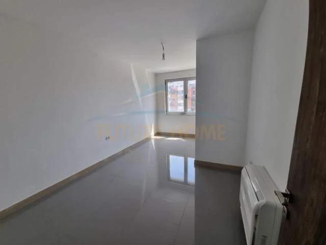 Tirane, jepet me qera ambjent biznesi Kati 5, 110 m² 1.300 Euro (Nente Kateshet)