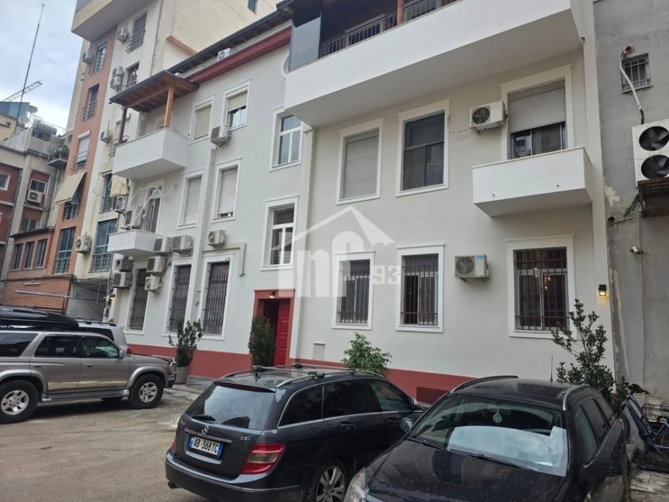 Tirane, jepet me qera ambient biznesi , 322 m² 5.000 € (NË QENDËR TË BLLOKUT)