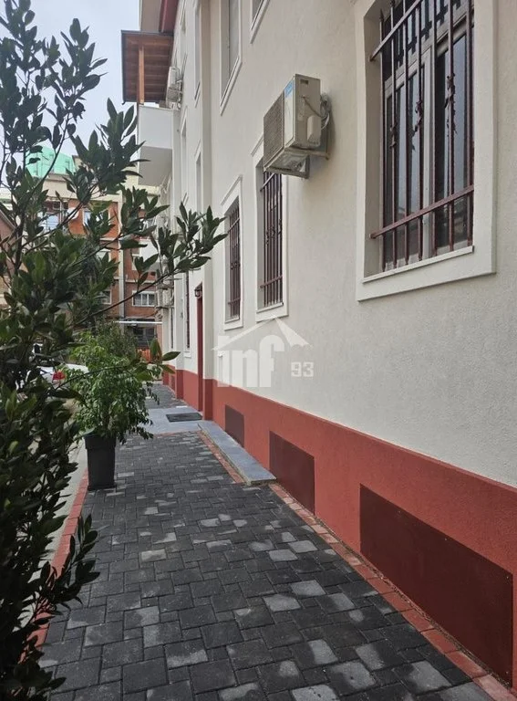 Tirane, jepet me qera ambient biznesi , 322 m² 5.000 € (NË QENDËR TË BLLOKUT)