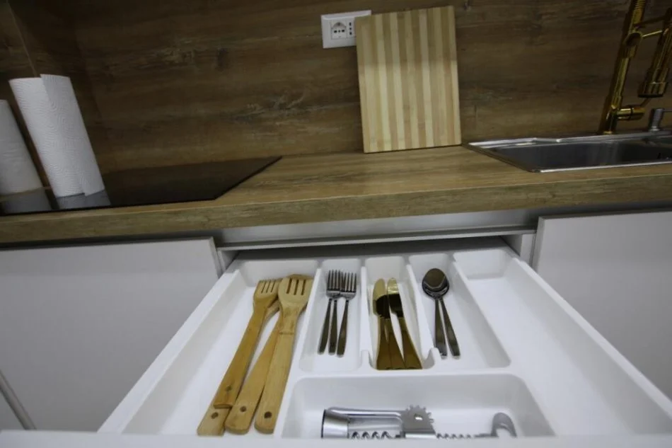 jepet me qera , 650 €