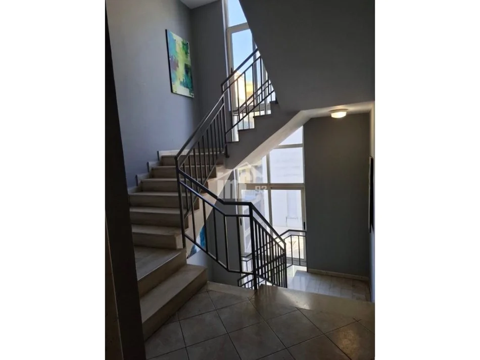 Tirane, jepet me qera apartament 2+1+Ballkon Kati 3, 120 m² 850 € (RRUGA “EDUART MANO”, PRANË KOPSHTIT ZOOLOGJIK)