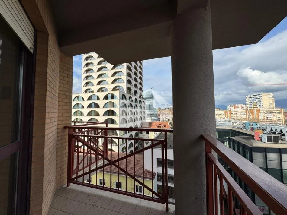 Tirane, jepet me qera zyre Kati 7, 130 m² 1.800 € (RRUGA “ABDI TOPTANI”, PRANË SHESHIT “SKËNDERBEJ”)