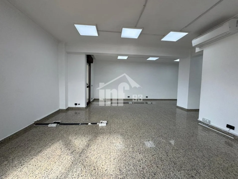 Tirane, jepet me qera zyre Kati 10, 150 m² 2.100 € (RRUGA “ABDI TOPTANI”, PRANË SHESHIT "SKËNDERBEJ")