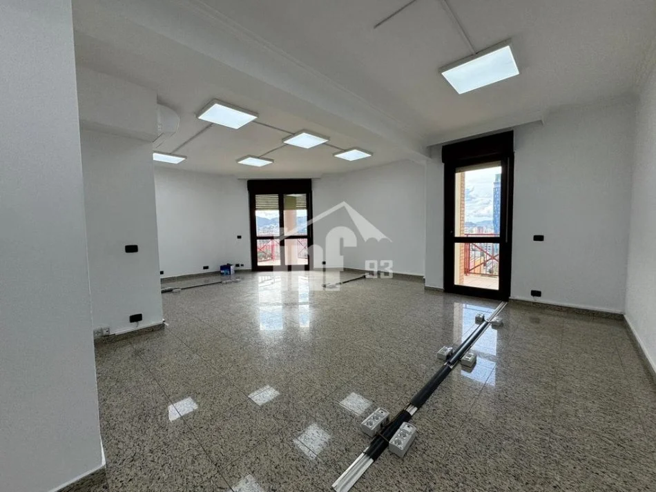Tirane, jepet me qera zyre Kati 10, 150 m² 2.100 € (RRUGA “ABDI TOPTANI”, PRANË SHESHIT "SKËNDERBEJ")
