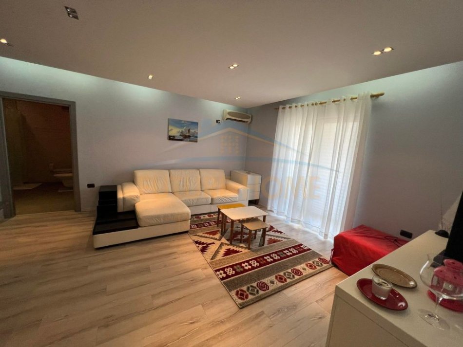 Tirane, jepet me qera apartament 1+1 Kati 8, 62 m² 600 € (Prane Ambasador 3, Tirane)