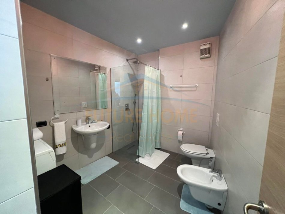 Tirane, jepet me qera apartament 1+1 Kati 8, 62 m² 600 € (Prane Ambasador 3, Tirane)