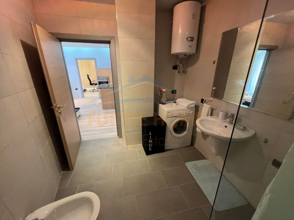 Tirane, jepet me qera apartament 1+1 Kati 8, 62 m² 600 € (Prane Ambasador 3, Tirane)