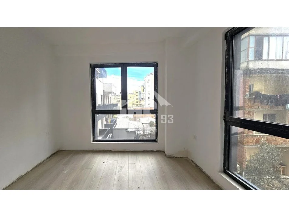 Tirane, jepet me qera zyre Kati 3, 110 m² 700 € (PRANË “PAZARIT TE RI”)
