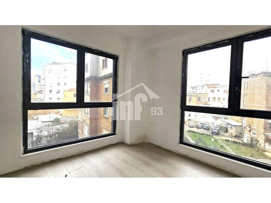 Tirane, jepet me qera zyre Kati 3, 110 m² 700 € (PRANË “PAZARIT TE RI”)