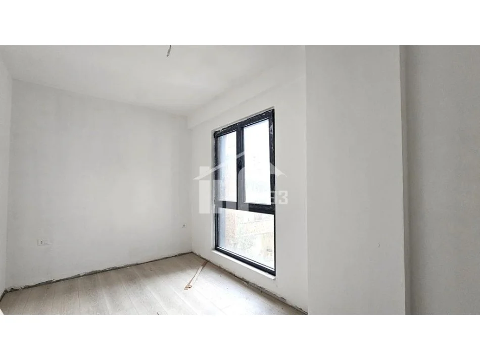 Tirane, jepet me qera zyre Kati 3, 110 m² 700 € (PRANË “PAZARIT TE RI”)