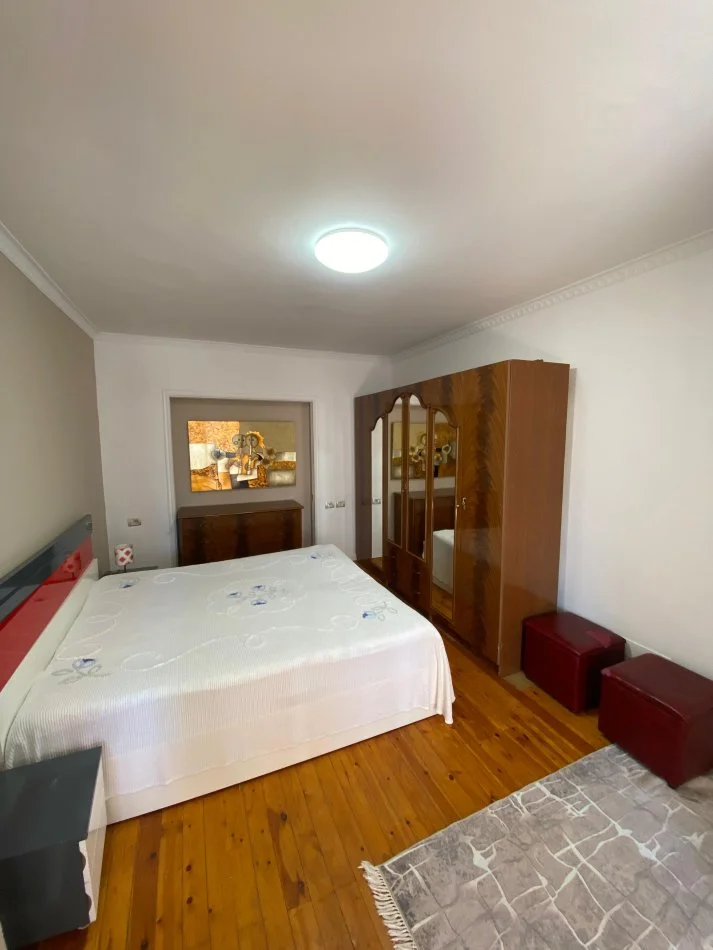 Tirane, jepet me qera apartament 2+1+Ballkon Kati 4, 110 m² 700 € (rruga e kosovarve)