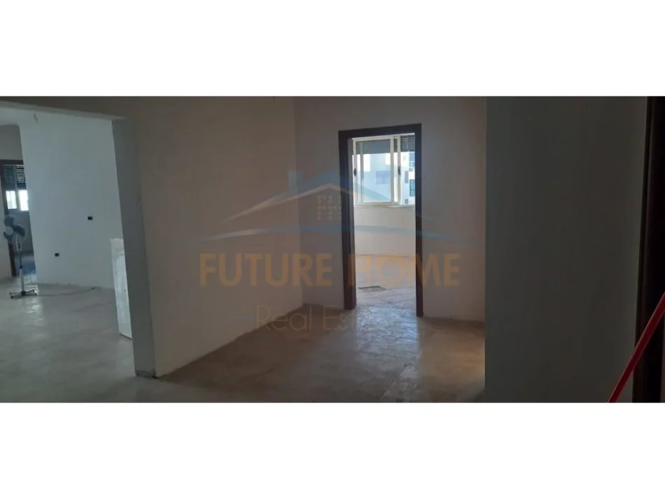 Durres Plazh, shitet apartament 4+2+2 Kati 3, 189 m² 207.000 € (Durres)