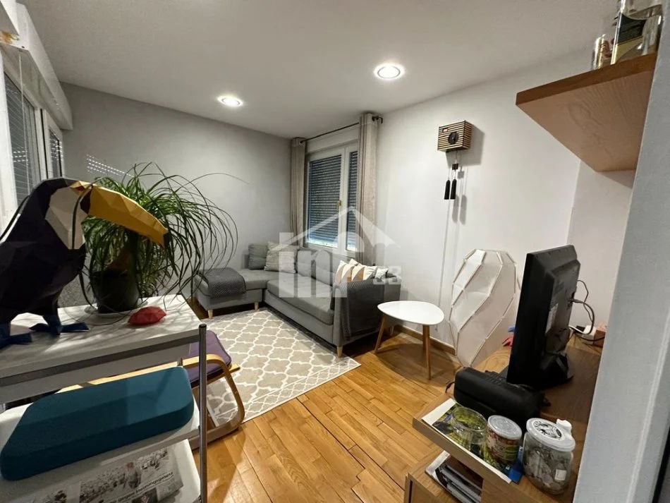 Tirane, jepet me qera apartament 1+1+Ballkon Kati 4, 80 m² 750 € (MBRAPA FAKULTETIT EKONOMIK)