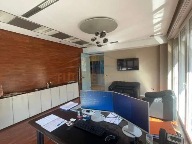 Tirane, jepet me qera ambjent biznesi Kati 20, 180 m² 3.000 Euro (Liqeni Artificial)