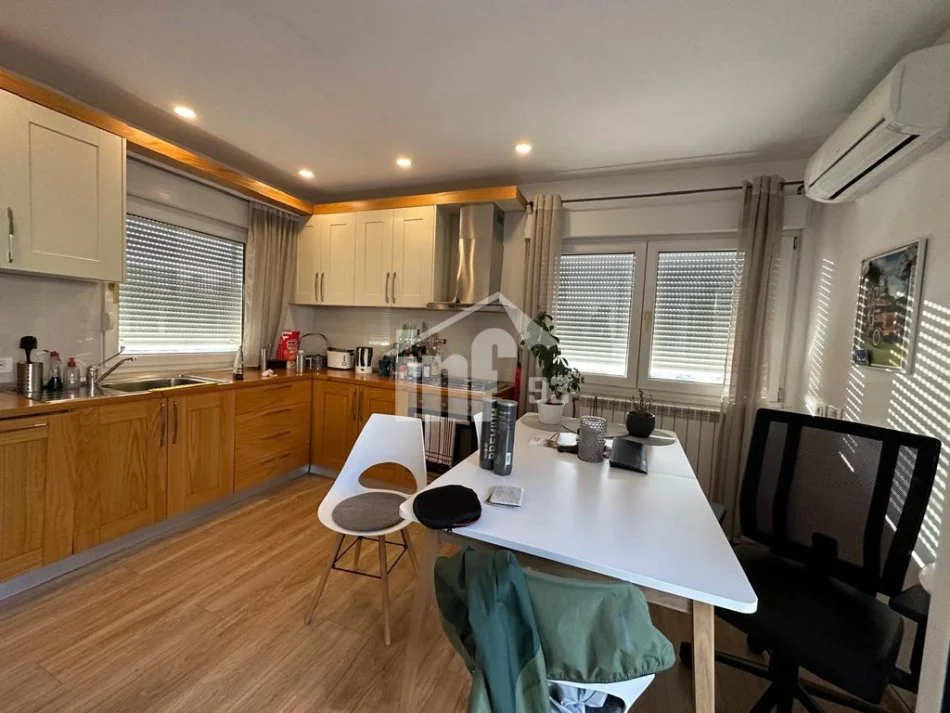 Tirane, jepet me qera apartament 1+1+Ballkon Kati 4, 80 m² 750 € (MBRAPA FAKULTETIT EKONOMIK)