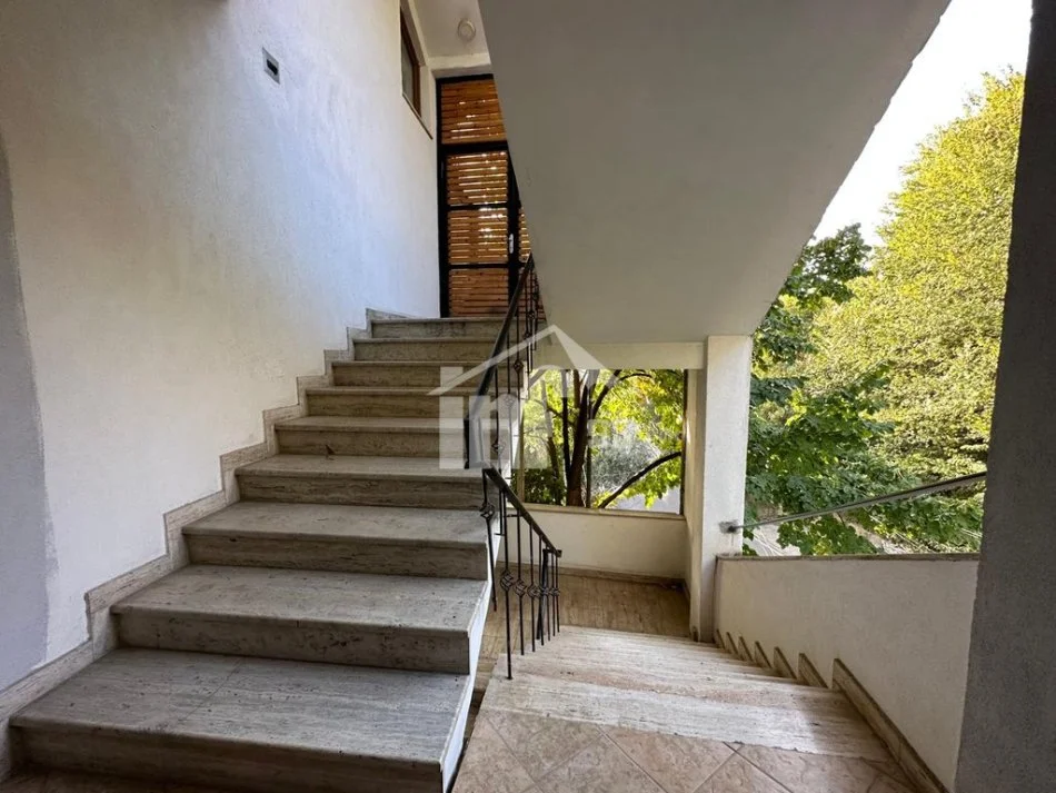 Tirane, jepet me qera apartament 1+1+Ballkon Kati 4, 80 m² 750 € (MBRAPA FAKULTETIT EKONOMIK)