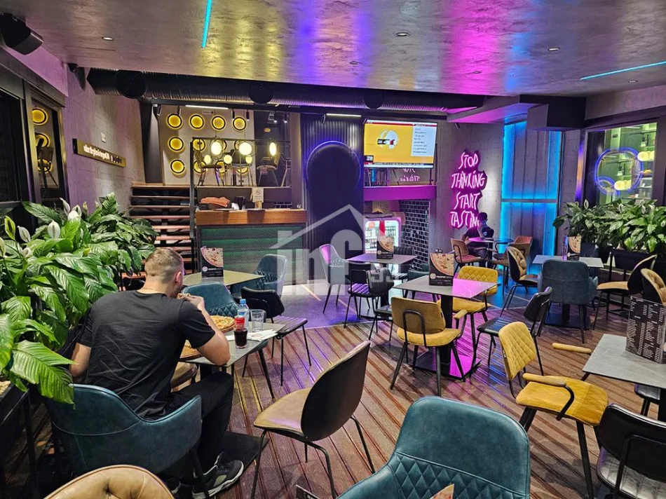 Berat, jepet me qera ambjent biznesi Kati 1, 125 m² 2.300 € (NË QENDER TË BERATIT)