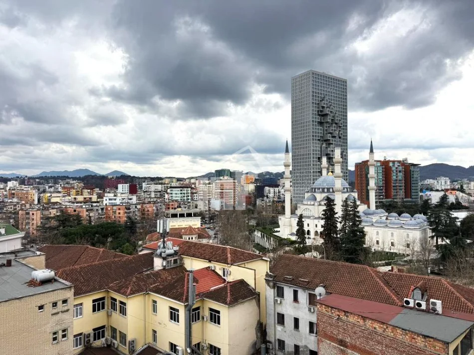 Tirane, jepet me qera apartament 2+1+Ballkon Kati 8, 110 m² 900 € (PRANË QENDRËS)