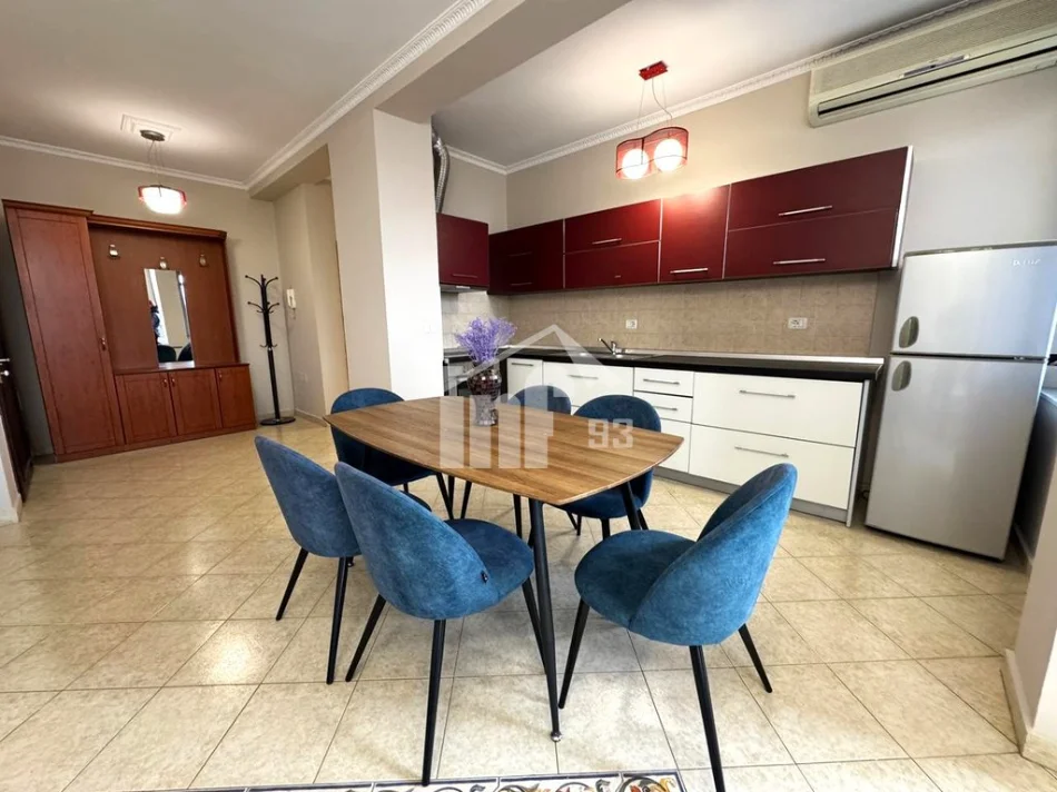 Tirane, jepet me qera apartament 2+1+Ballkon Kati 8, 110 m² 900 € (PRANË QENDRËS)