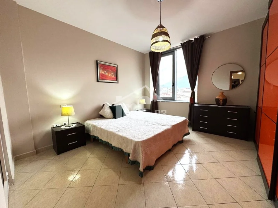 Tirane, jepet me qera apartament 2+1+Ballkon Kati 8, 110 m² 900 € (PRANË QENDRËS)
