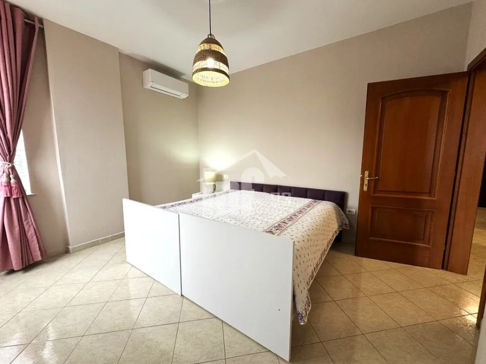 Tirane, jepet me qera apartament 2+1+Ballkon Kati 8, 110 m² 900 € (PRANË QENDRËS)