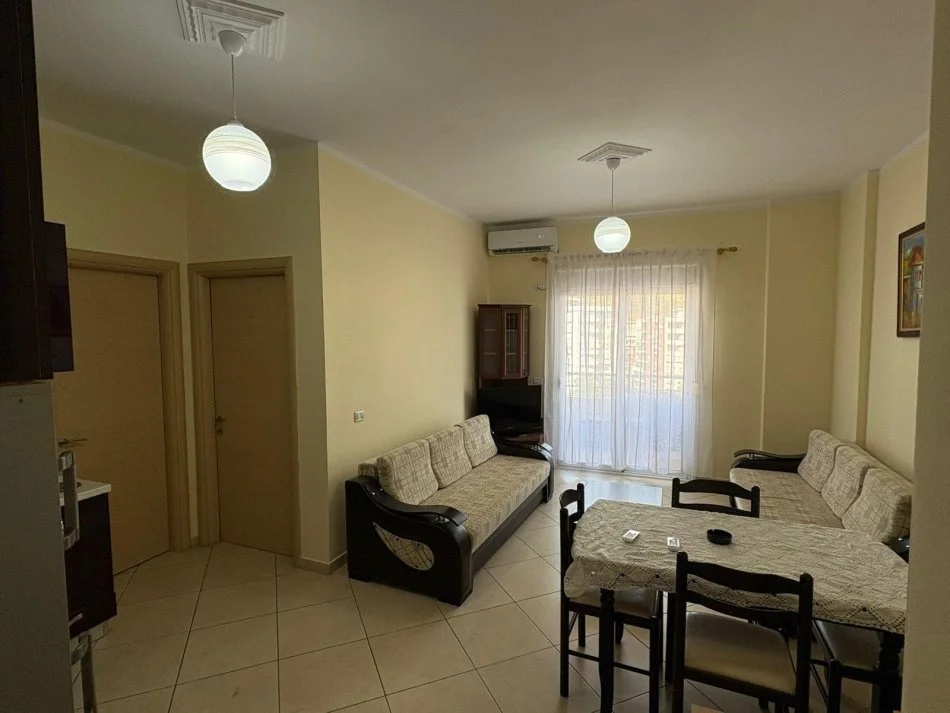 Vlore, jepet me qera apartament 1+1+Ballkon , 70 m² 300 € (Rruga TRansballkanike)