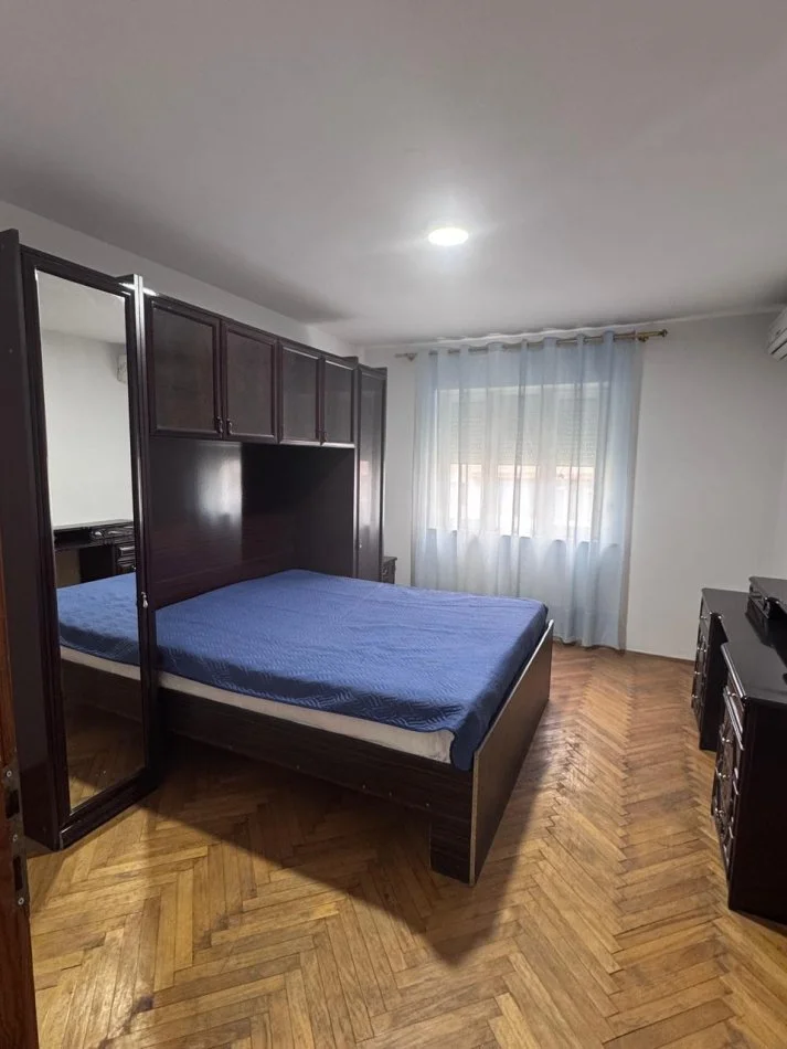 Tirane, jepet me qera apartament 5+1+Ballkon Kati 5, 102 m² 900 € 