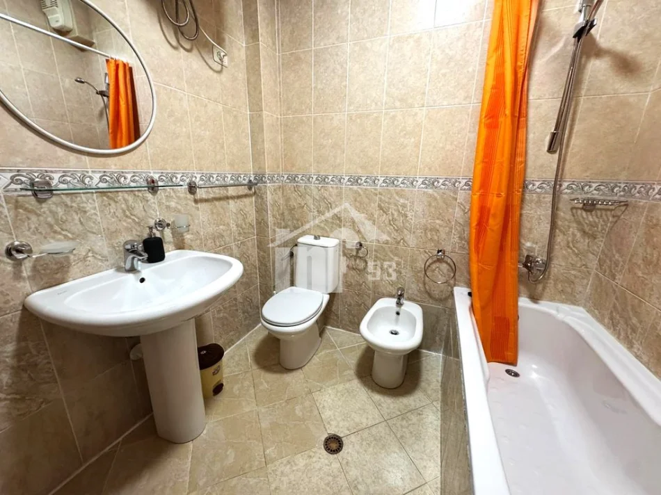 Tirane, jepet me qera apartament 2+1+Ballkon Kati 8, 110 m² 900 € (PRANË QENDRËS)