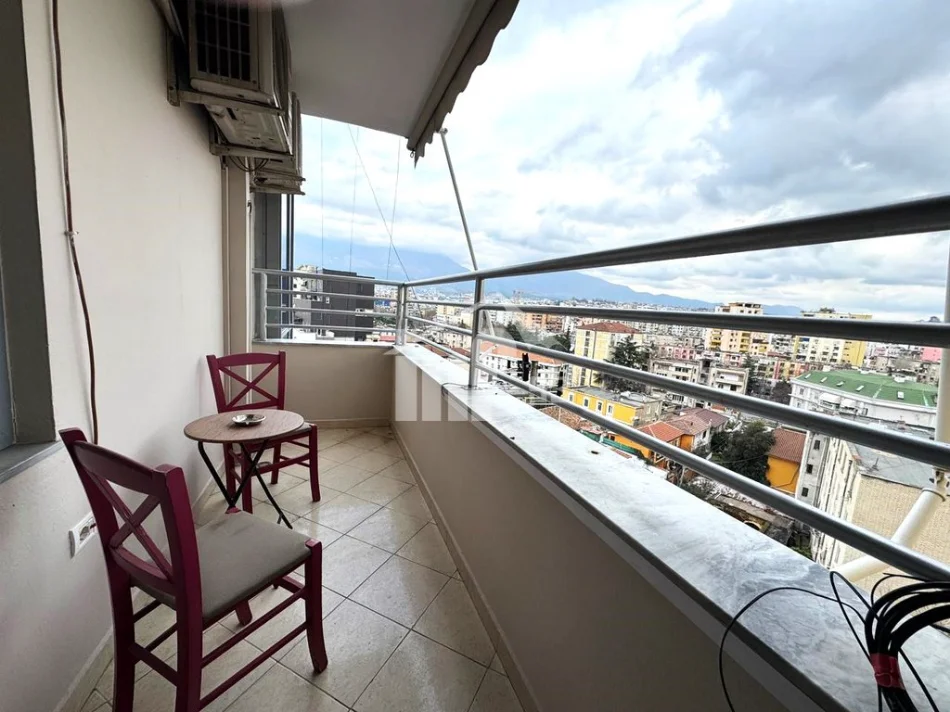 Tirane, jepet me qera apartament 2+1+Ballkon Kati 8, 110 m² 900 € (PRANË QENDRËS)
