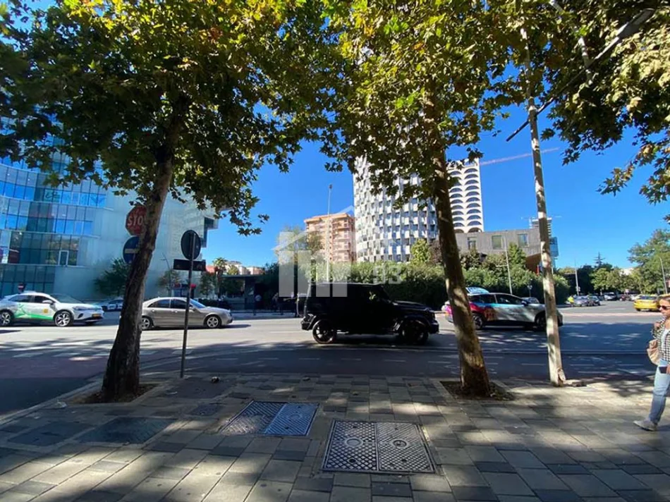 Tirane, jepet me qera dyqan Kati 0, 70 m² 5.000 € (PRANË QENDRËS, PËRBALLË HOTEL “PLAZA”)