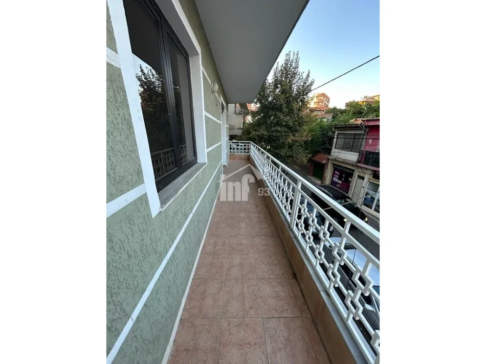 Tirane, jepet me qera zyre Kati 2, 121 m² 1.200 € (PRANË GJIMNAZIT “ISMAIL QEMALI”, BULEVARDI “ZHAN D’ARK”)