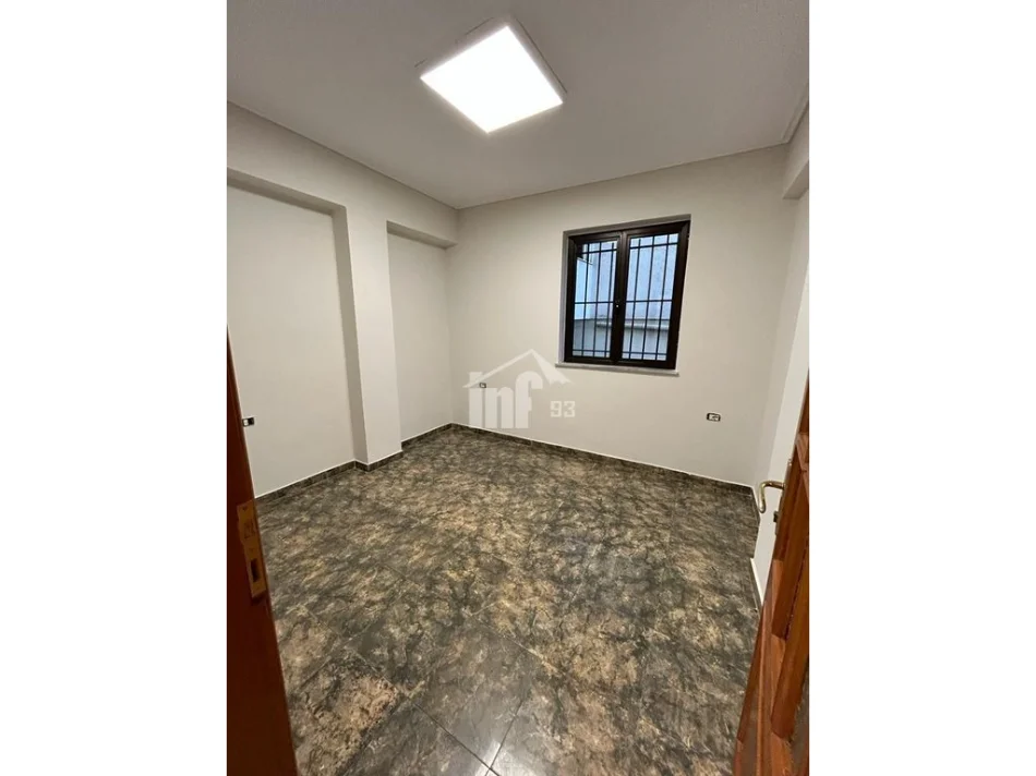 Tirane, jepet me qera zyre Kati 2, 121 m² 1.200 € (PRANË GJIMNAZIT “ISMAIL QEMALI”, BULEVARDI “ZHAN D’ARK”)