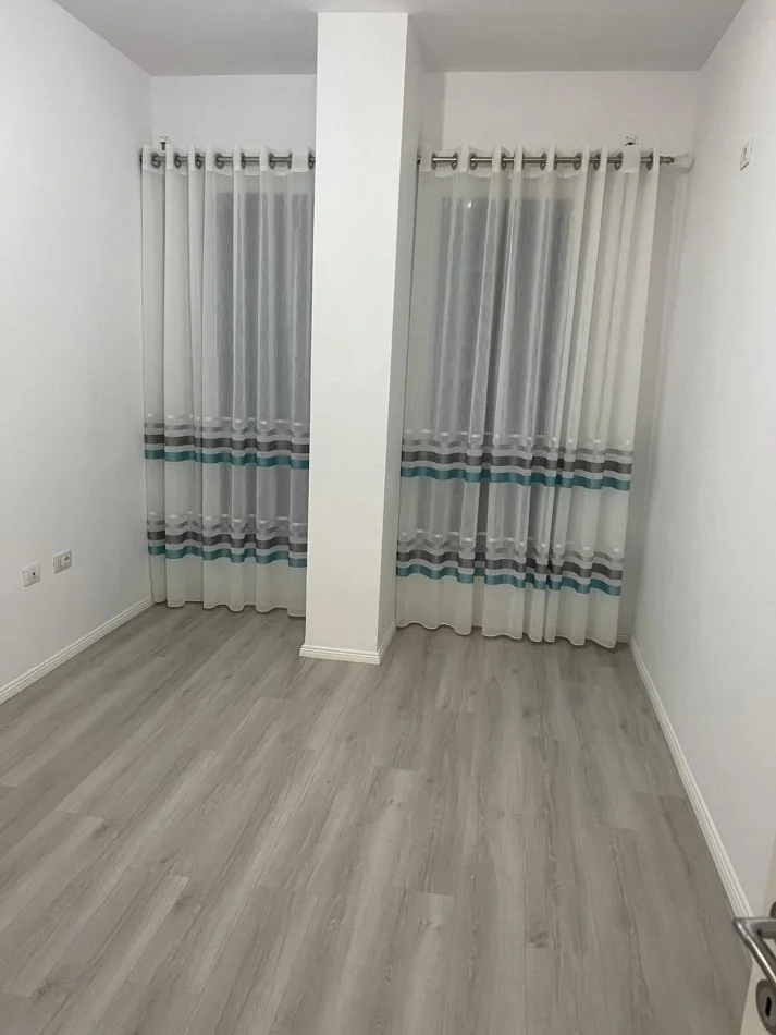 Tirane, jepet me qera apartament 3+1 Kati 3, 125 m² 650 € (RRUGA 5 MAJI)