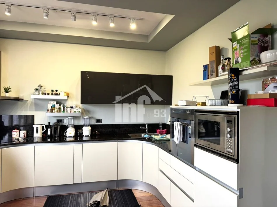 Tirane, jepet me qera apartament 2+1 Kati 8, 140 m² 1.300 € (PRANË STADIUMIT "SELMAN STËRMASI")