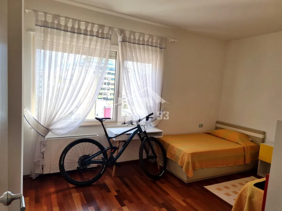 Tirane, jepet me qera apartament 2+1 Kati 8, 140 m² 1.300 € (PRANË STADIUMIT "SELMAN STËRMASI")